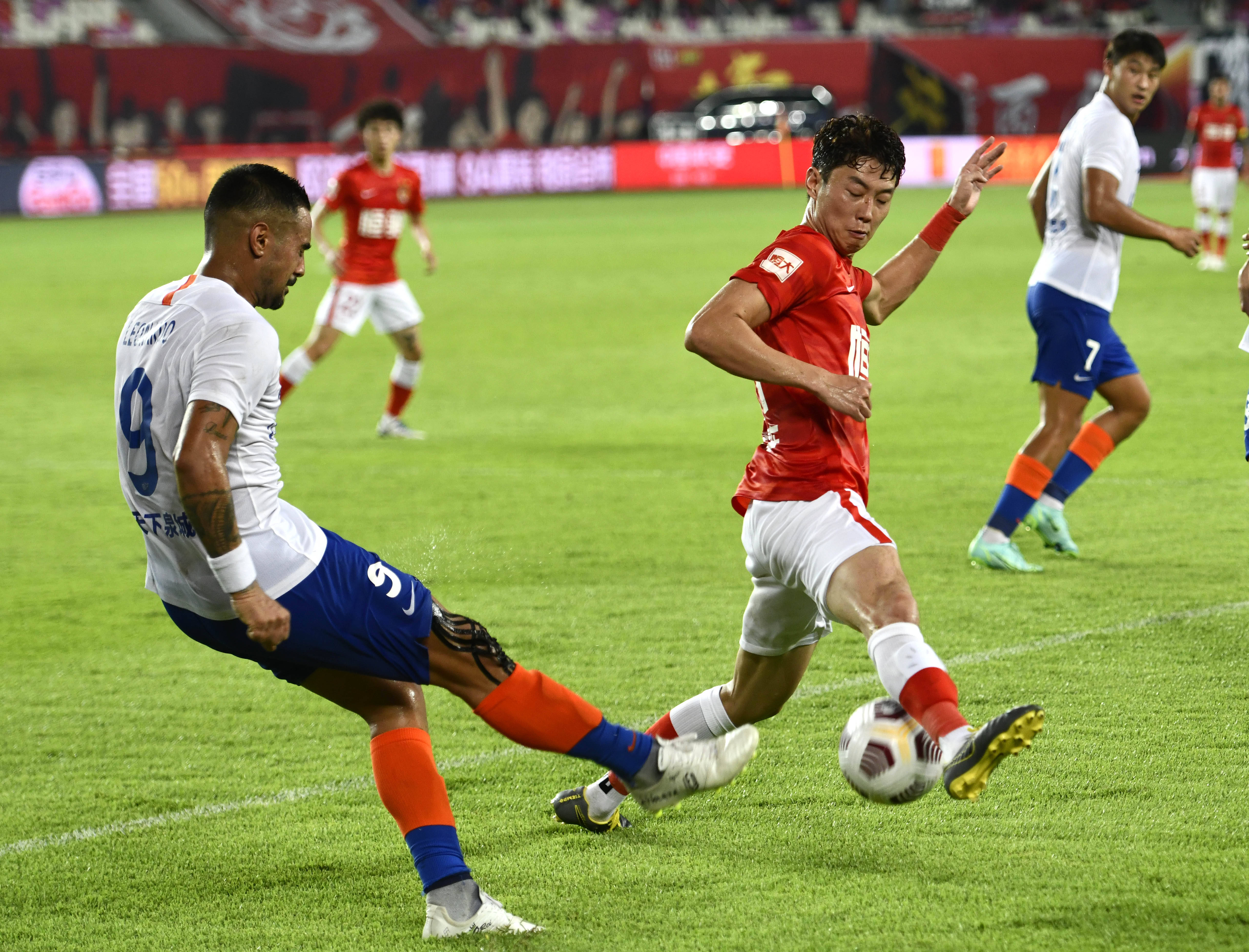 [国内足球]林良铭头球摆渡 法比奥单刀推射破门